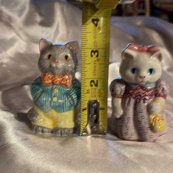 Avon - Vintage - 1992- Mr & Mrs Cat Salt and Pepper Shaker Set - Picture 4 of 5